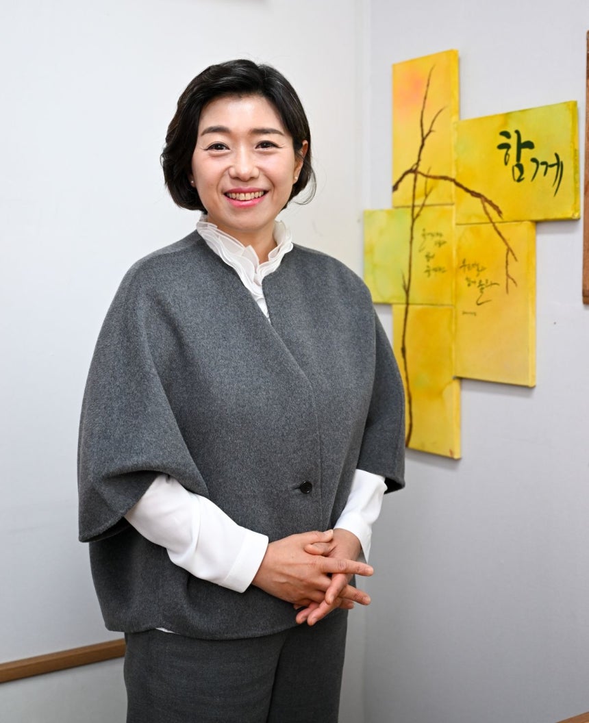 ‘너는 피투성이라도 살아 있으라’ 저자 임금주 함께하는교회 사모가 최근 경기도 평택의 교회 내 조형물 앞에서 미소짓고 있다. 평택=신석현 포토그래퍼