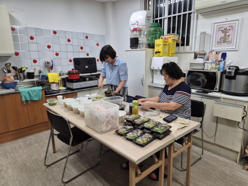 ‘너는 피투성이라도 살아 있으라’ 저자 임금주 함께하는교회 사모가 지난해 경기도 평택의 교회 은퇴 목회자와 목회자 남편과 사별 후 홀로 남은 사모를 섬기기 위해서 삼계탕과 밑반찬을 만들어 포장하는 장면. 임 사모 제