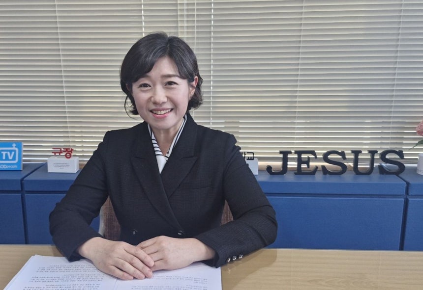 ‘너는 피투성이라도 살아 있으라’ 저자 임금주 함께하는교회 사모가 지난 1월 서울 서초구 규장출판사 사옥에서 유튜브 방송을 촬영 후 포즈를 취한 모습. 임 사모 제공