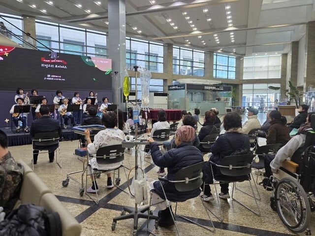 [오늘의 포토 픽] 음악으로 마음의 치유 받는 환우가족