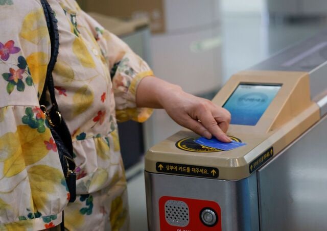 서울시, 기후동행카드 월 3만원 환급… 도심 전광판 운영 단축