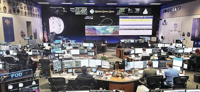 관제 사령탑 옆엔 항상 ‘캡콤’… “휴스턴” 찾으면 그가 답한다