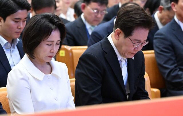 대통령 내외, ‘부활 상징’ 흰색 의상 맞춰