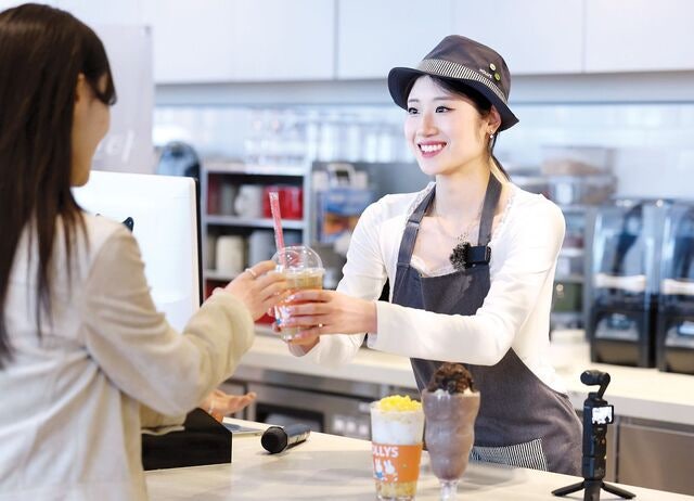 [포토] 1일 바리스타 변신한 피겨스케이팅 국가대표 이해인