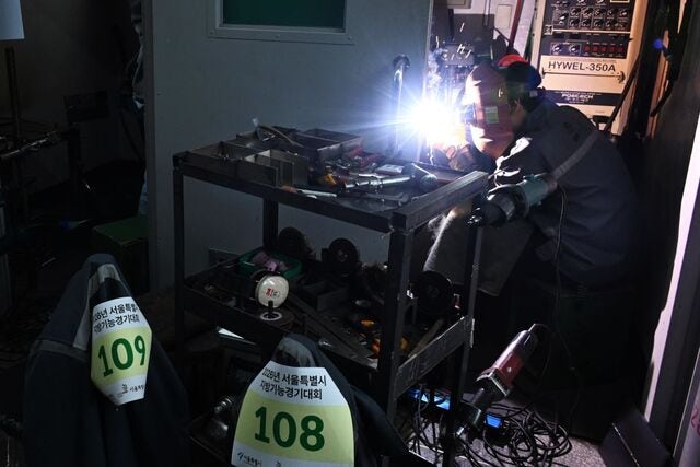 [포토] 용접 기량 뽐내는 기능대회 참가자