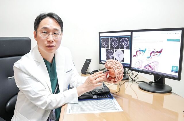 “뇌혈류 흐름에 이상… 귀에서 ‘쉭∼ 쉭’ 소리 나면 의심”