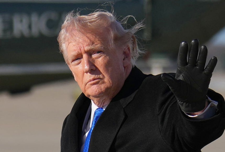 도널드 트럼프 미국 대통령이 지난달 23일(현지시간) 메릴랜드주 앤드류스 합동기지에 에어포스 원에서 내린 후 손을 흔들고 있다. AP연합