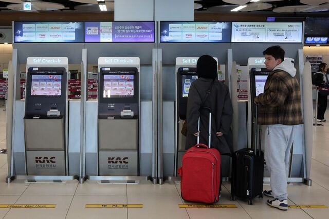 [포토] 비행기 티켓값 부담되네