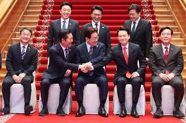 李 “손님 먼저” 野에 첫 발언 양보…  與 대표 발언 후 반론 기회 주기도