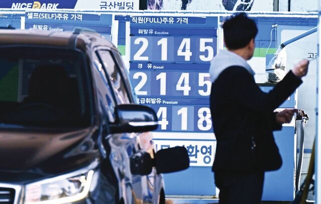 서울 휘발유값 2000원 돌파… 오늘부터 공영주차장 5부제