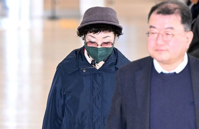 [단독] 특수본, 최은순 ‘김건희 금품수수’ 피의자 첫 소환