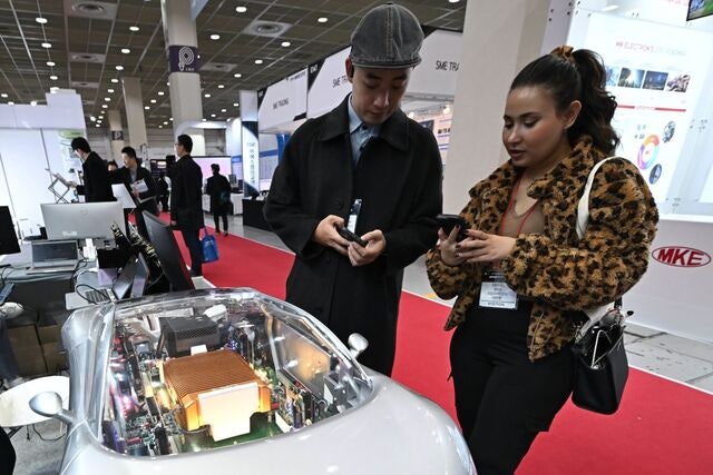 [포토] 새 전자장비 신기하네