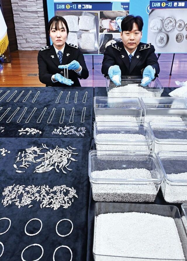 [포토] 압수한 銀 밀수품