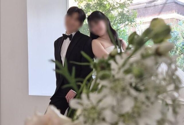 김도현·이유진(가명)씨가 지난달 21일 서울 노원구의 한 스튜디오에서 결혼사진을 촬영하고 있다.   푸른고래리커버리센터 제공