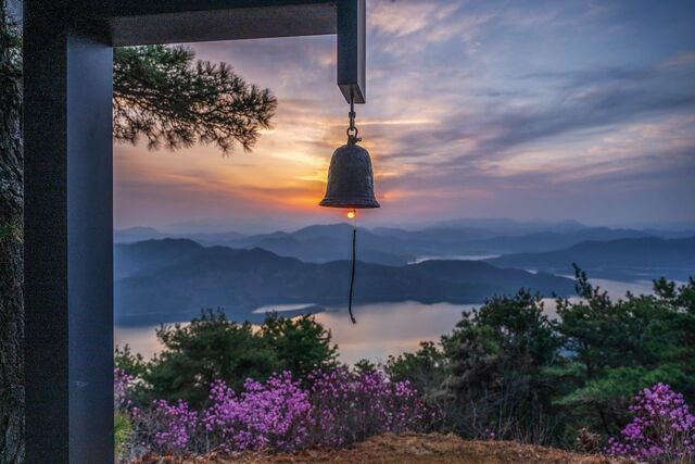 봄에 찾는 대전·옥천의 대청호… 호수 너머 아침 햇살이 비치는 ‘소원의 종’