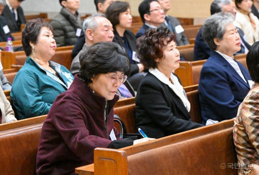 ÀÌÁÖ¼º ³²ºÏÇù·Â ¹Î°£´ÜüÇùÀÇȸ »ç¹«ÃÑÀåÀÌ ÇâÈÄ ³²ºÏ ±³·ùÇù·ÂÀÇ ¹æÇâ°ú Àü¸Á¿¡ °üÇØ °¿¬Çϰí ÀÖ´Ù. ¾Æ·¡ »çÁøÀº ¼¼¹Ì³ª Âü¼®ÀÚµéÀÌ °¿¬À» µè´Â ¸ð½À. ºÎõ=½Å¼®Çö Æ÷Åä±×·¡ÆÛ