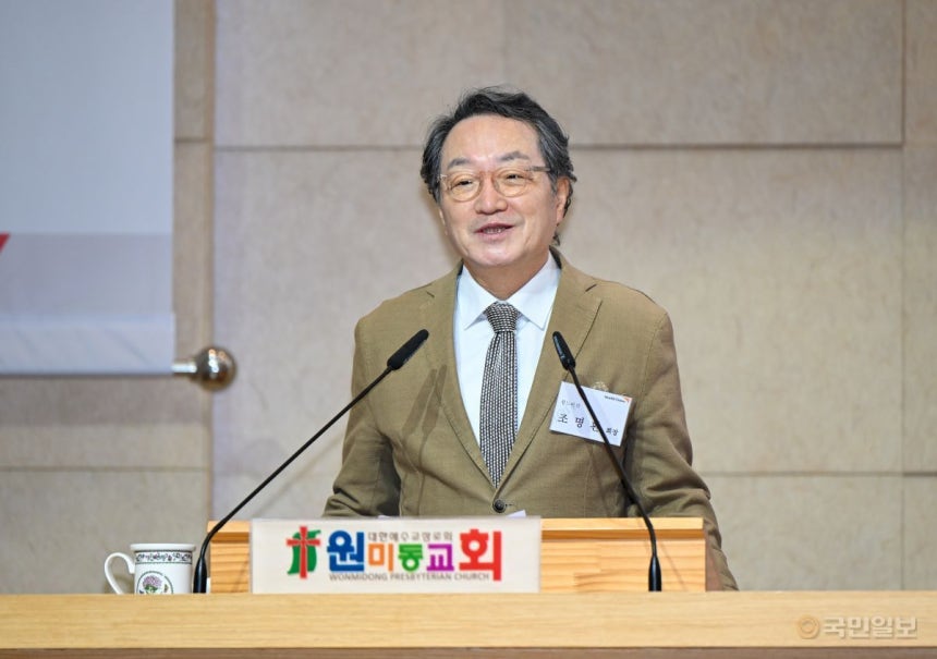 ±è ¸ñ»ç¿Í Á¶ ȸÀåÀÌ °¢°¢ ¼¼¹Ì³ª ȯ¿µ»ç¿Í °³ÃÖ ÃëÁö¸¦ ÀüÇϰí ÀÖ´Ù. ºÎõ=½Å¼®Çö Æ÷Åä±×·¡ÆÛ