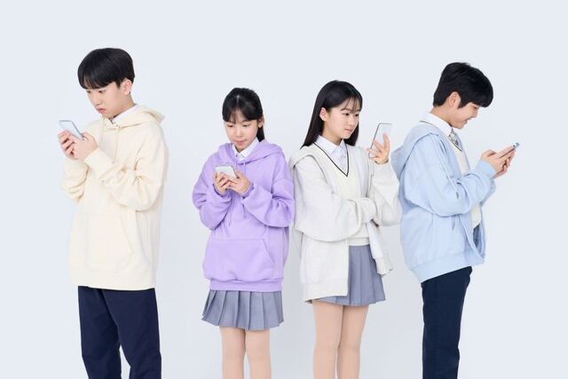 교회 안에서도 디지털 의존 현상이 심화하면서 대응이 필요하다는 지적이 나온다. 사진은 학생들이 스마트폰을 사용하고 있는 모습. 게티이미지뱅크