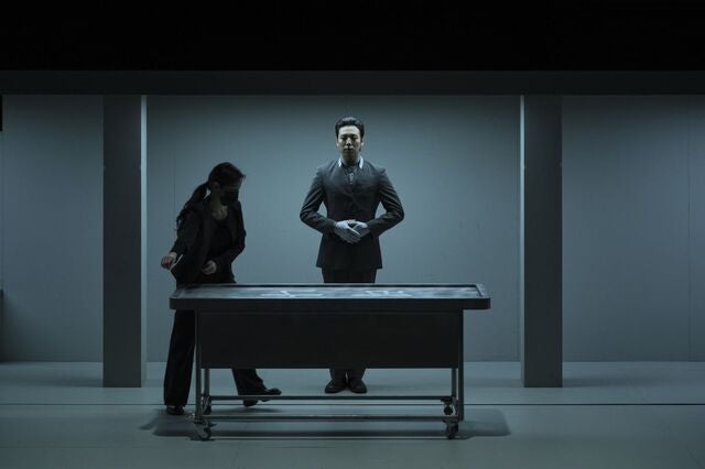 죽음을 이해하려는 로봇 장의사… 연극 ‘뼈의 기록’