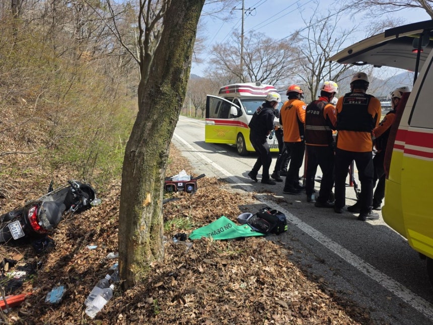11일 순창군 복흥면 한 편도 1차로 도로를 달리던 오토바이가 전도됐다. 전북소방본부 제공