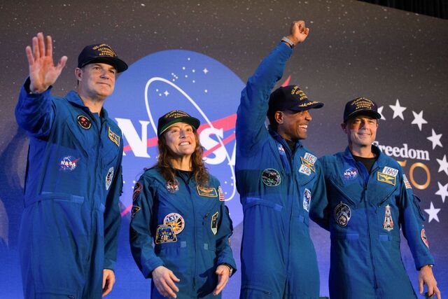 아르테미스 2호에 탑승해 달 궤도 탐사를 성공적으로 마친 비행사들이 11일(현지시간) 미국 항공우주국(NASA·나사) 휴스턴 존슨 우주센터에서 인사하고 있다. 아래쪽 사진은 전날 