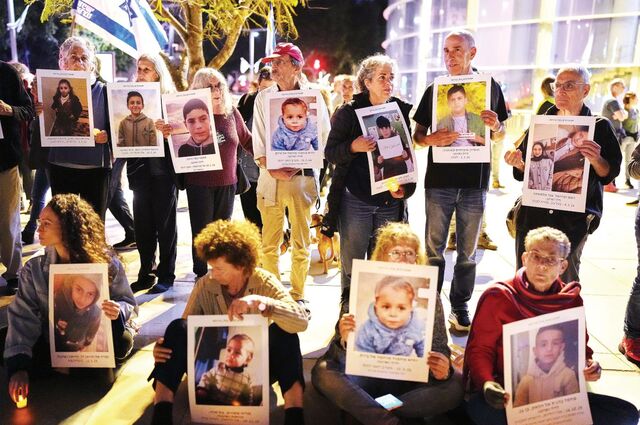 이스라엘 수도 텔아비브에서 11일(현지시간) 반전 활동가들이 이란, 레바논, 팔레스타인, 이스라엘 등에서 전쟁으로 목숨을 잃은 어린아이들의 사진을 들고 종전을 촉구하는 시위를 벌이