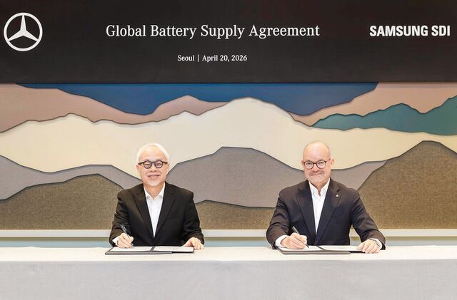 최주선(왼쪽) 삼성SDI 대표이사와 요르그 부르저 메르세데스-벤츠 최고기술책임자(CTO)가 20일 서울 강남구 안다즈 서울강남에서 전기차 배터리 공급 계약을 체결한 뒤 기념사진을 찍고 있다.삼성SDI는 이로써 BM