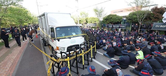 '화물연대 사망 조합원 진상규명 및 책임자 처벌 촉구 결의대회'가 열린 지난 21일 오후 경남 진주시 정촌면 BGF로지스 진주센터 주변에 전날 발생한 차 사고의 화물차가 주차돼 있다.연합뉴스