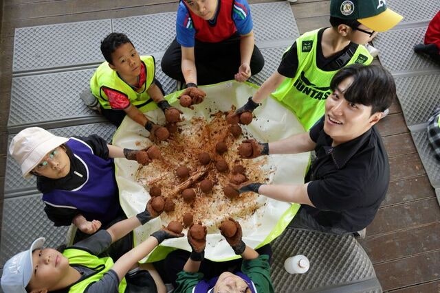 [포토 픽] EM 흙공으로 건강한 하천 만들어요