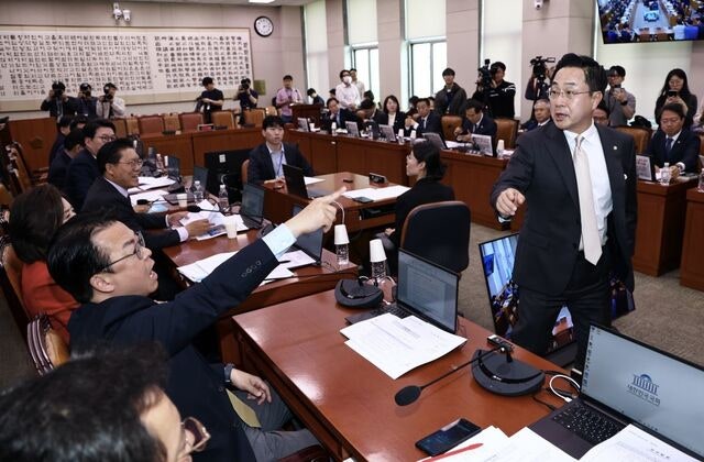 與, 이 대통령 ‘공소 취소’ 길 열었다