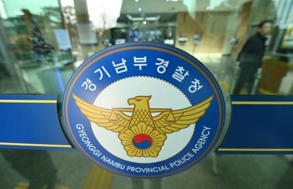 8개월 아들 ‘리모컨 폭행’ 숨지게 한 30대 친모 체포