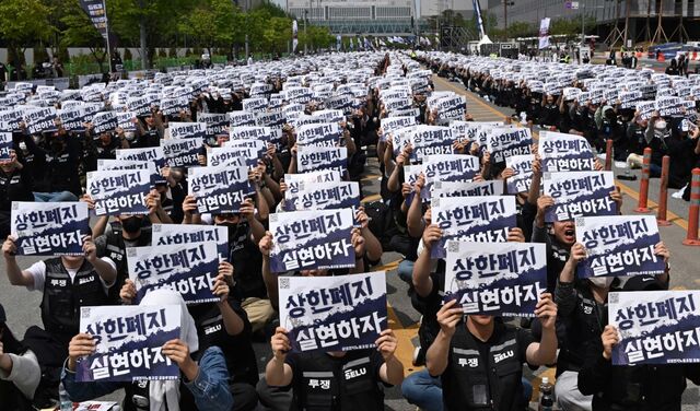 삼성전자 초기업노조원이 지난달 23일 경기도 삼성전자 평택사업장 앞에서 투쟁결의대회를 하며 구호를 외치고 있다.평택=최현규 기자