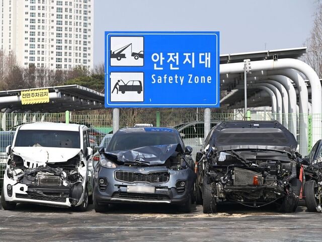 [포토 카페] 안전지대에 안전하지 않은 차