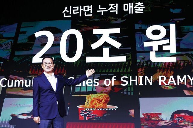 조용철 농심 대표이사가 13일 서울 중구 롯데호텔에서 열린‘농심 신라면 40주년 기자간담회’에서 누적매출 20억원이라고 적힌 글을 배경으로 포즈를 취하고 있다.연합뉴스