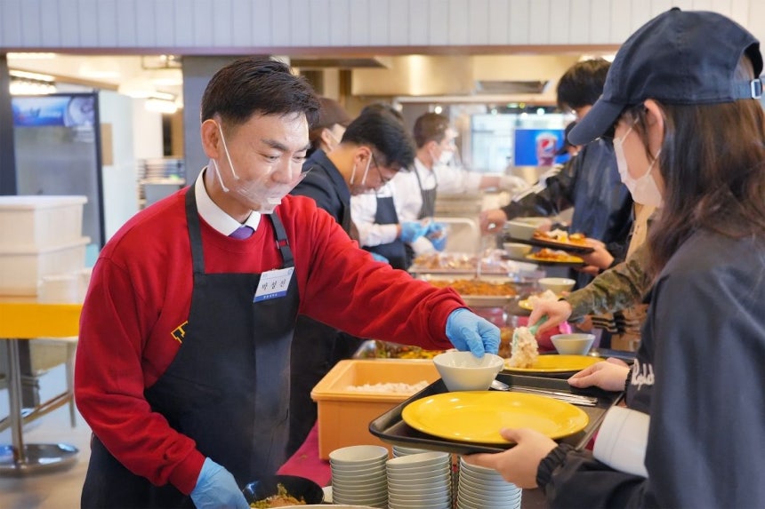 박성진 총장이 13일 경북 포항의 학교 학생식당을 찾은 학생에게 아침밥을 담아주고 있다. 한동대 제공