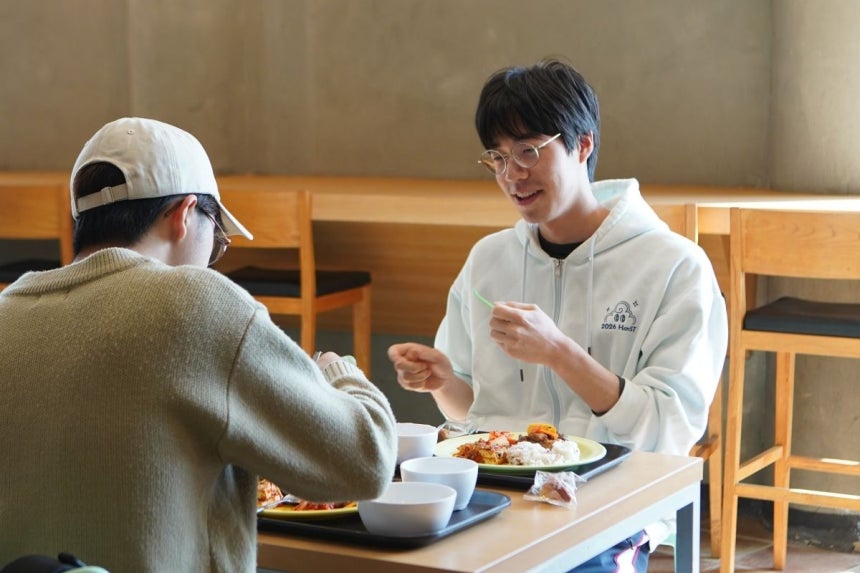 장윤정 셰프가 환하게 웃으며 학생들에게 음식을 건네고 있다. 아래 사진은 학생들이 밥을 먹으며 담소를 나누는 모습. 한동대 제공