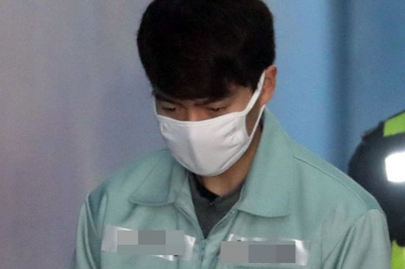 무면허 음주운전과 뺑소니 사고 혐의로 기소된 배우 손승원씨가 2019년 4월 11일 선고 공판을 위해 서울 서초구 서울중앙지법으로 들어가는 모습.뉴시스