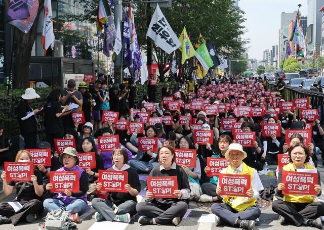 강남역 사건 10년… 여성들은 여전히 “오늘도 살아남았다”
