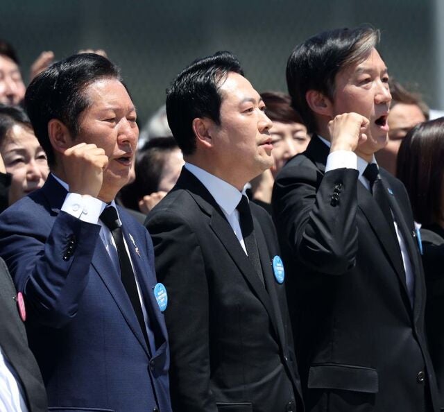 별도 통로로 기념식 입장한 장동혁… 손 내린 채 ‘임을 위한 행진곡’ 제창