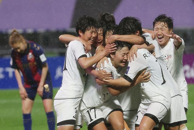 장대비 속 여자축구 남북대결… 北내고향 역전승