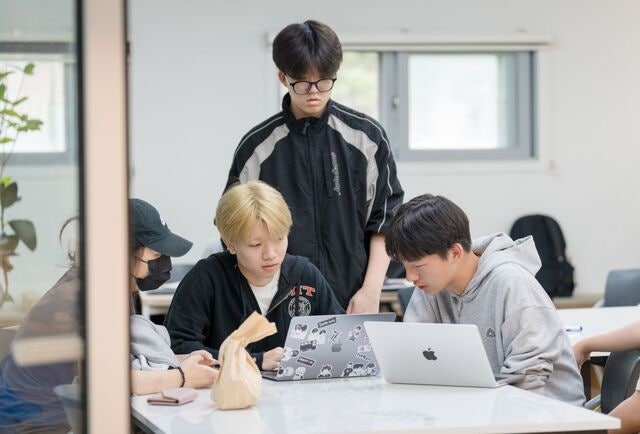 “정답 풀이 대신 AI로 앱 개발”… 학년 없는 ‘거꾸로캠퍼스’