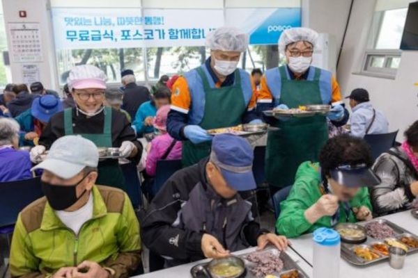 ‘나눔의집’ 개소 22주년… 이희근 포스코 사장, 급식대가와 배식 봉사