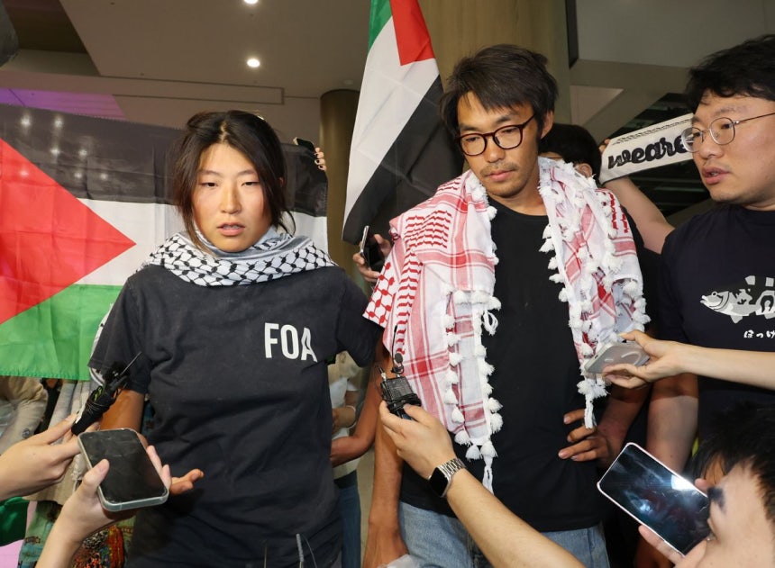 가자지구행 구호선에 탑승했다가 이스라엘군에 나포됐던 활동가 김아현씨와 김동현씨가 22일 인천국제공항에 도착해 취재진의 질문에 답하고 있다.연합