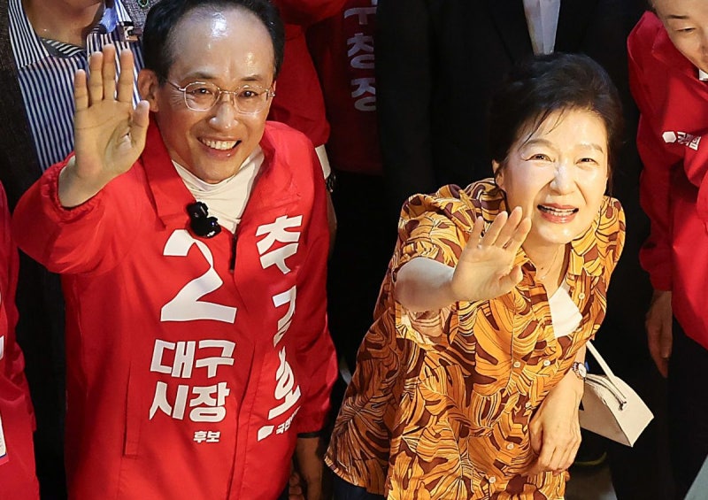 돌아온 ‘선거의 여왕’…박근혜 전 대통령, 대구 칠성시장서 추경호 지원사격