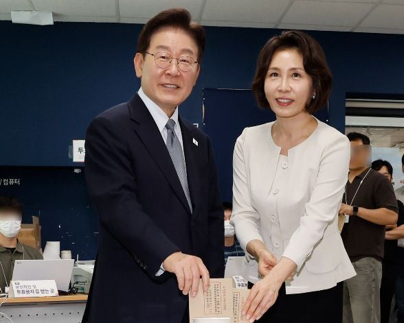 李, 기표 도중 나와 논란… 野 “특정 후보 지지” 與   “억지”