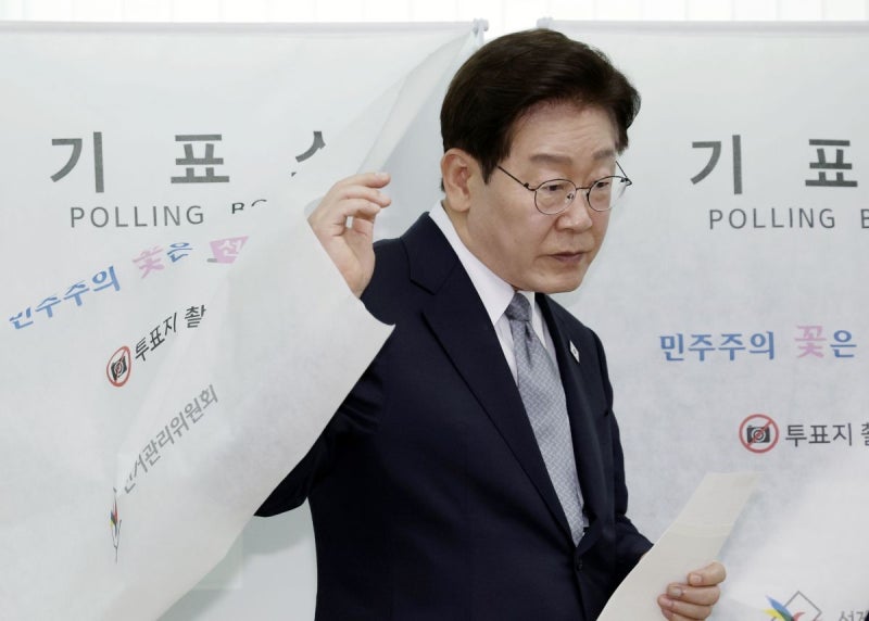 李대통령 “투표는 민주주의 생명줄”… 둘째날 <b>사전투표율</b> 13%