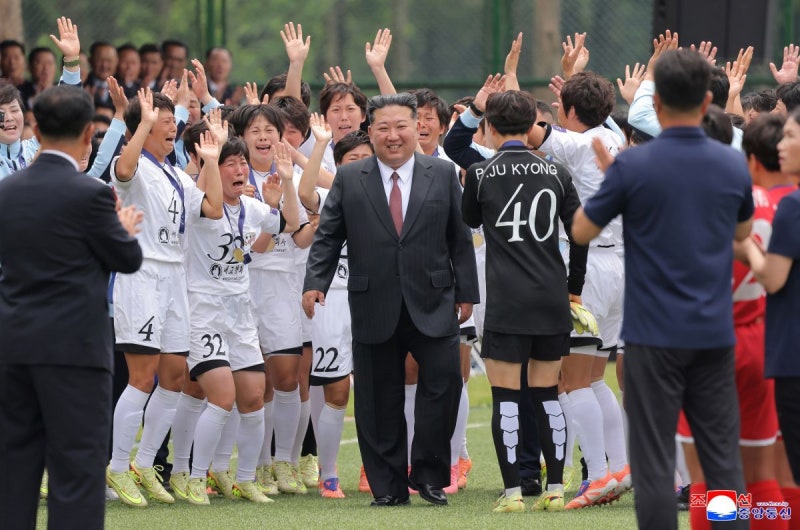 김정은 앞에 선 북한 여자축구팀, 우승 선물로 눈물 섞인 격려 받다