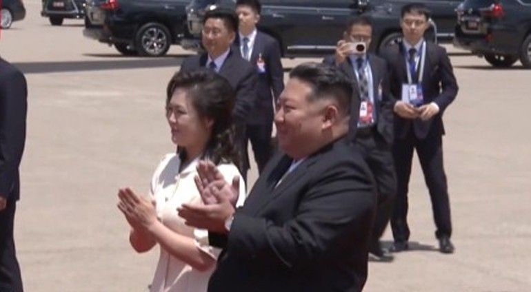 <b>시진핑</b>, 평양 도착…<b>김정은</b>·리설주 공항서 직접 <b>영접</b>