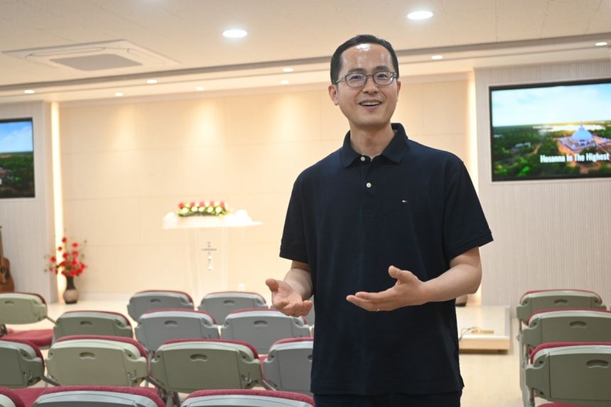 정형신 목사가 8일 서울 강서구 뉴코리아교회에서 국민일보와 인터뷰하고 있다.