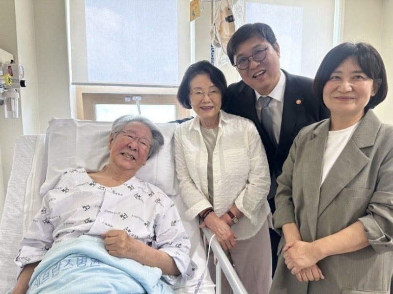 병실서 <b>최불암 근황</b> 전한 문체부 장관 “‘파하’ 웃음에 안심”